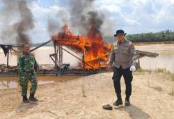 TNI Polri  Razia Penambangan Emas Ilegal di Kuansing, 12 Rakit Dibakar