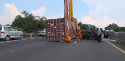 Truk Kontainer Mundur di Tanjakan Tol Cipularang, Peti Kemas Berisi Sodium Terlepas