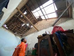 Angin Puting Beliung Terjang 2 Desa, 19  Rumah Warga Rusak