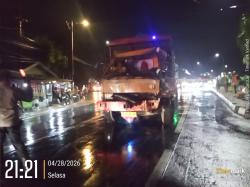 Langgar Marka, Bus Harapan Jaya Tabrak Truk di Tulungagung