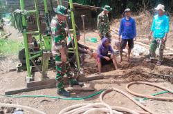 Aksi Serka Sugeng dan Warga Berjibaku Pasang Alat Bor Sumur demi Buka Akses Air Bersih di Desa Puro