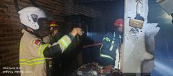 Rumah Warga di Jatibarang Terbakar saat Masuk Magrib, Damkar Bergerak Cepat Jinakkan Api