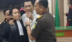 Terdakwa Pembunuhan Satu Keluarga di Indramayu Teriak Histeris Usai Sidang di Pengadilan