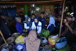 Anggota DPR RI asal Probolinggo Ajak Warga Hidupkan Ekonomi Dengan Balanja di Pasar Tradisional