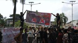 Mahasiswa Ultimatum Gubernur NTB, Demo Berujung Saling Dorong Tuntut Perbaikan Jalan Soromandi Bima
