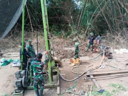 Kolaborasi Keren! Serka Sugeng Kawal Sumur Bor, Serda Dwi Jaga Koordinasi TMMD