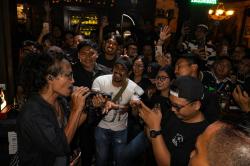 Ipang Lazuardi Hidupkan Nostalgia Rock 90-an di Surabaya