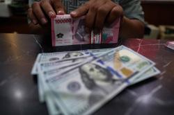 Rupiah Ditutup Melemah ke Rp17.346 per Dolar AS, Tekanan Global dan Harga Minyak Jadi Pemicu