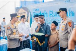 Warga Musi Rawas Beri Hadiah Makanan Tradisional Gethuk Khusus untuk Kapolda Sumsel