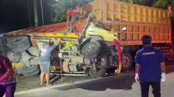 Diduga Sopir Mengantuk, Truk Muatan Kayu Tabrak Tronton Parkir di Ngawi, Kenek Tewas