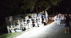 Hindari Motor Berhenti Mendadak, Mobil Boks Terguling, Sopir Terjepit 2 Jam