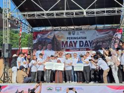 Haru May Day, Ahli Waris Tukang Pijat Terima Santunan Rp42 Juta
