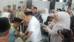 Tangis Haru Warnai Pelepasan 72 JCH Takalar, Bupati Titip Pesan Jaga Kesehatan dan Kebersamaan