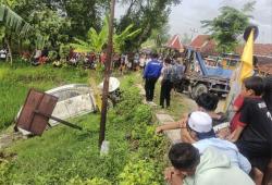 Tragedi di Grobogan: Mobil Pengantar Haji Tertabrak KA di Pulokulon, 4 Orang Tewas