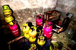 Oplos Elpiji Subsidi ke 12 Kg, Dua Pria di Jombang Ditangkap Polisi