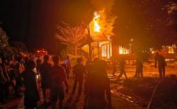 Diduga Korsleting Listrik, Tiga Rumah Terbakar di Katingan Kalteng, Kerugian Ratusan Juta