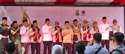 Pemkab Karawang Lepas 444 Jemaah Haji Kloter 9 JKS, Satu Tertunda karena Sakit