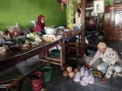 14 Tahun Menabung Rp20.000 Sehari, Pasutri Penjual Sayur di Sragen Akhirnya Berangkat Haji