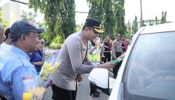 May Day 2026 di Gowa Humanis, Buruh dan Polisi Bagi Bunga hingga Sembako
