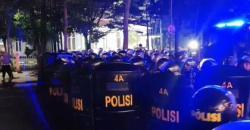 Petugas Gabungan Polda Jabar Bubarkan Massa Berbaju Hitam usai Bakar Pos Polisi