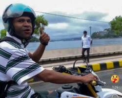 Kisah Inspiratif Apsalam Bonay, Putra Papua Bangkit Buka Usaha Jasa Pangkas Rambut Keliling