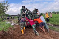Aksi Satgas TMMD dan Warga Berjibaku Dorong Mobil Angkut Material Terjebak di Jalan Berlumpur