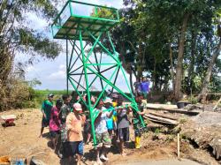 Momen Angkat Besi Penampung Air, Warga Sragen Kagum pada Kekuatan TNI