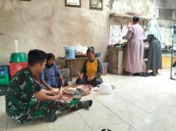 Biasa Diterjunkan ke Operasi Tempur, Kini Prajurit Zeni TNI Kupas Bawang di Dapur Warga