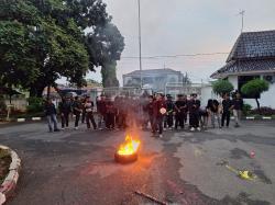 Aksi Hardiknas di Karawang, Mahasiswa Tuntut Perbaikan Pendidikan dan Kesejahteraan Guru