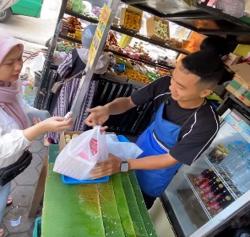 The Real Bobotoh! Aksi Penjual Kue Awug Bagi-bagi Gratis Usai Persib Menang Telak