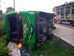 Menyeberang Jalur Arteri Jombang, Elf Ditabrak Truk hingga Terguling