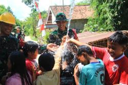 TNI Basah-Basahan Bersama Anak Desa Puro, Undang Senyum Emak-Emak