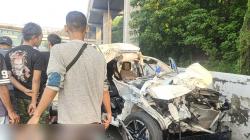 Kecelakaan Hebat di Tol Jakarta-Cikampek Ruas Cawang, Mobil Hancur Parah!