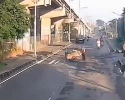 Pajero Tabrak Gerobak Pedagang Buah di Jalan Raya Kalimalang, Pengendara Kabur Nomor Pelat Terekam
