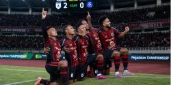 Babak Pertama Menggila! Persipura Hantam Persiku 2-0 di Lukas Enembe, 30.000 Suporter Bergelora