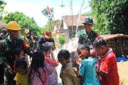 Bahagianya Anak-Anak Gadungsari Bermain Air dari Sumur Bor Hasil TMMD Kodim Sragen