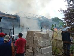 Diduga Korsleting Listrik, 2 Rumah di Desa Lajer Indramayu Ludes Terbakar