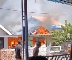 Kebakaran Hebat Hanguskan Tiga Rumah Warga di Kampung Mimbo Situbondo