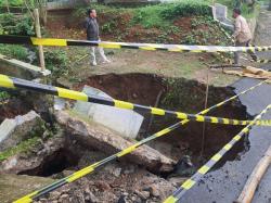 Jembatan Penghubung 2 Kecamatan di KBB Ambruk Diterjang Hujan Deras