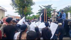 Ratusan Warga Demo di PN Indramayu, Desak Hukuman Mati Pelaku Pembunuhan Satu Keluarga