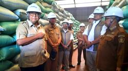 Kabulog Tulungagung Dampingi Bupati Blitar dan Anggota DPR RI Tinjau Stok Pangan di Gudang Garum