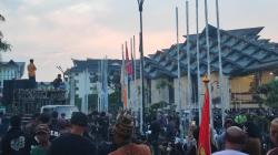 Pagar DPRD Kaltim Jebol, Massa Masuk Halaman: Tuntut Hak Angket Usut Kebijakan Gubernur