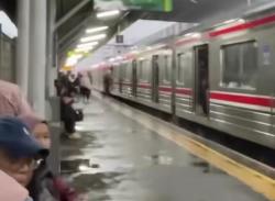 Hujan Lebat di Tangsel Akibatkan Gangguan Listrik: KRL Lumpuh, Penumpang Menumpuk di 2 Stasiun