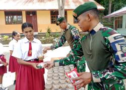Satgas Pamtas RI-RDTL Bagikan PMT untuk Siswa di Perbatasan, Anak-anak Harapkan Program MBG