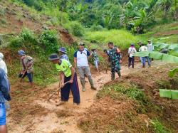 Kompak! Warga Cibadak Gotong Royong Bersihkan Lumpur, Akses Jalan 4 Km Kembali Dibuka