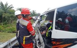 Ambulans Bawa Jenazah Remuk Hantam Truk di Tol, 2 Orang Tewas