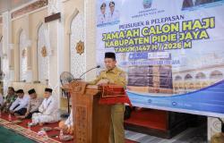 183 Jemaah Haji Pidie Jaya Dilepas dengan Peusijuk, Bupati Serahkan Bingkisan Jelang Keberangkatan