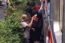 KRL Mogok di Pondok Ranji, AC Mati saat Hujan Deras, Penumpang Nekat Melompat