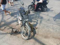 Kecelakaan di Jombang, Pemotor Bawa Pisang Terkapar Tabrak Truk