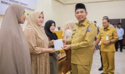 Ratusan Rumah Bangkit dari Bencana, Bupati Pidie Jaya Serahkan 282 Buku Tabungan Bantuan